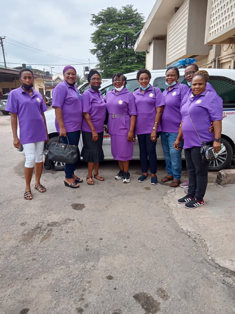 A larger group of 60 Minutes with God outreach volunteers